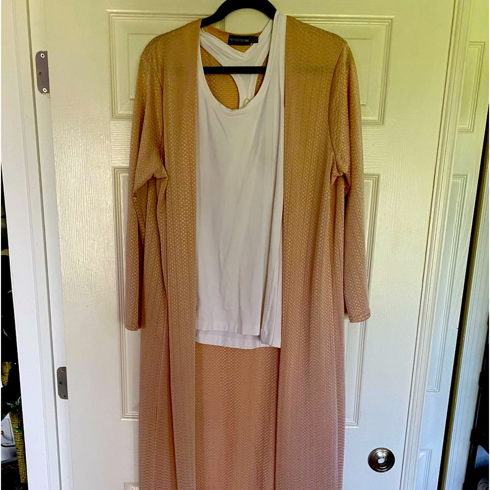Size 12. Long Shaw. Thin silk (like) material. Beautiful color.